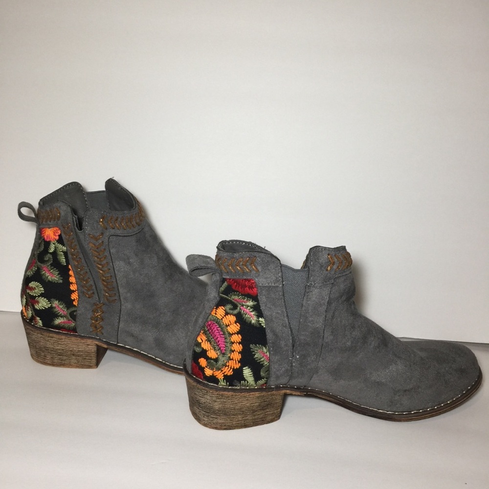 TIARA LOS ANGELES WOMAN BOOTEES SIZE 81/2